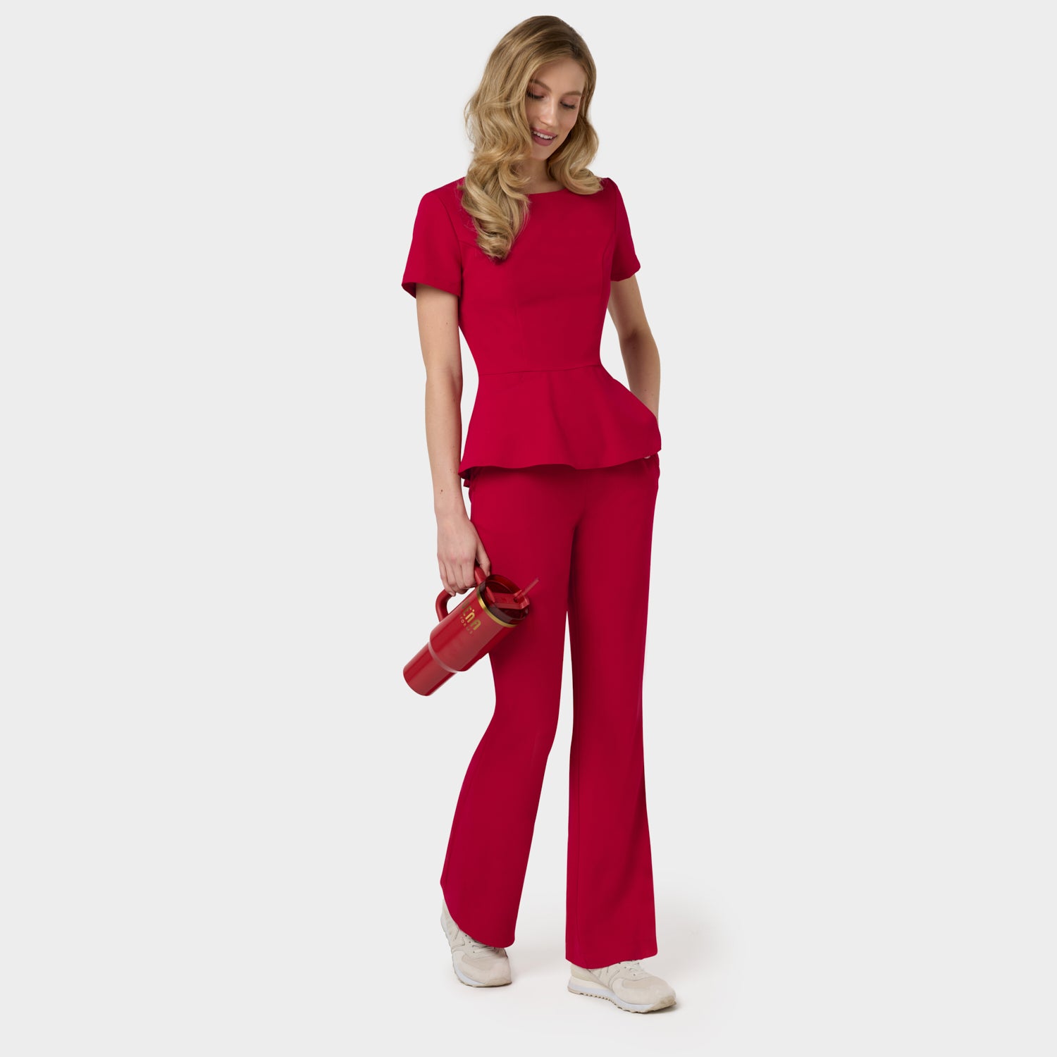 Bluza medyczna KIM w odcieniu Red Cherry - kobiece dopasowanie i wygodny krój - Vena Uniformy