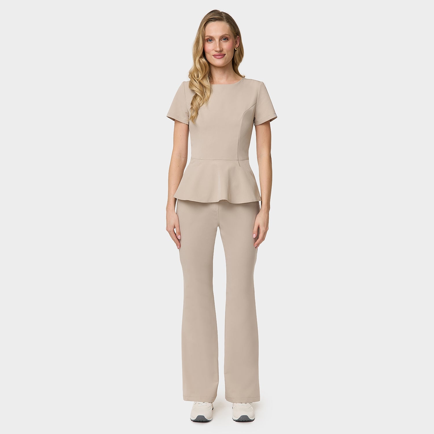 Bluza medyczna damska z baskinką KIM w kolorze Latte - kobieca, taliowana - Vena Uniformy