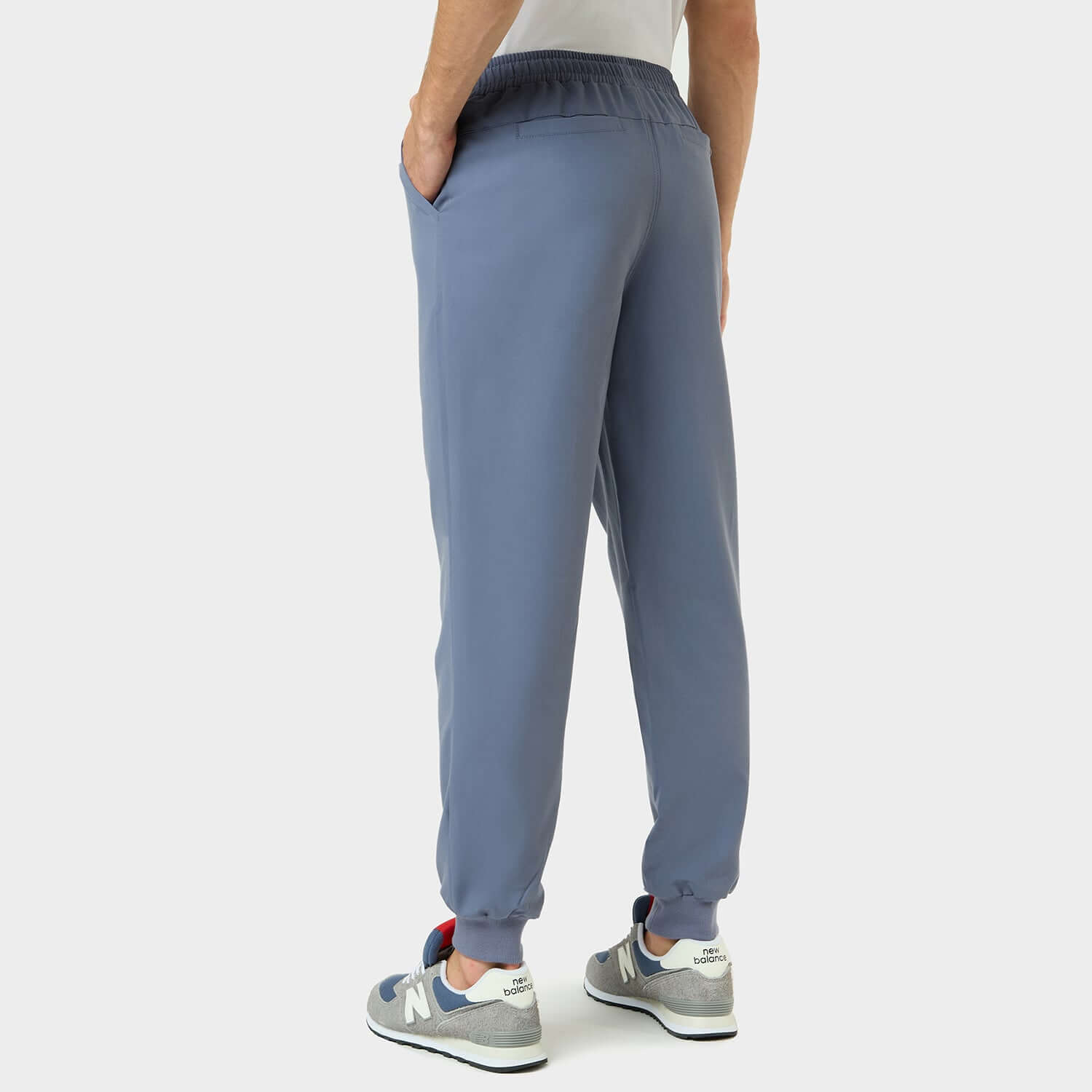 Męskie joggery w kolorze ink blue, widok z tyłu