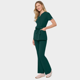 Kobieta w spodniach medycznych flare Moss Green - zielone rozszerzane spodnie scrubs damskie z wiskozy z elastanem, Vena Uniformy